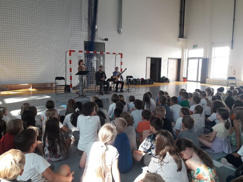 Dzieci 1-3 wsłuchane w hiszpańską muzykę