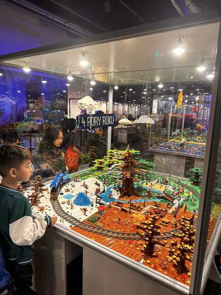 WYCIECZKA KLASY 2C NA WYSTAWĘ LEGO NA PGE NARODOWYM