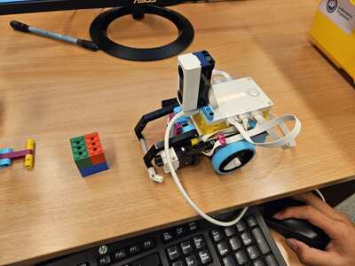 pojazd_dwukolowy_z_czujnikiem_odleglosci.jpg[small]