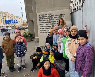 Uczniowie kl.1 c pamiętają o zmarlych