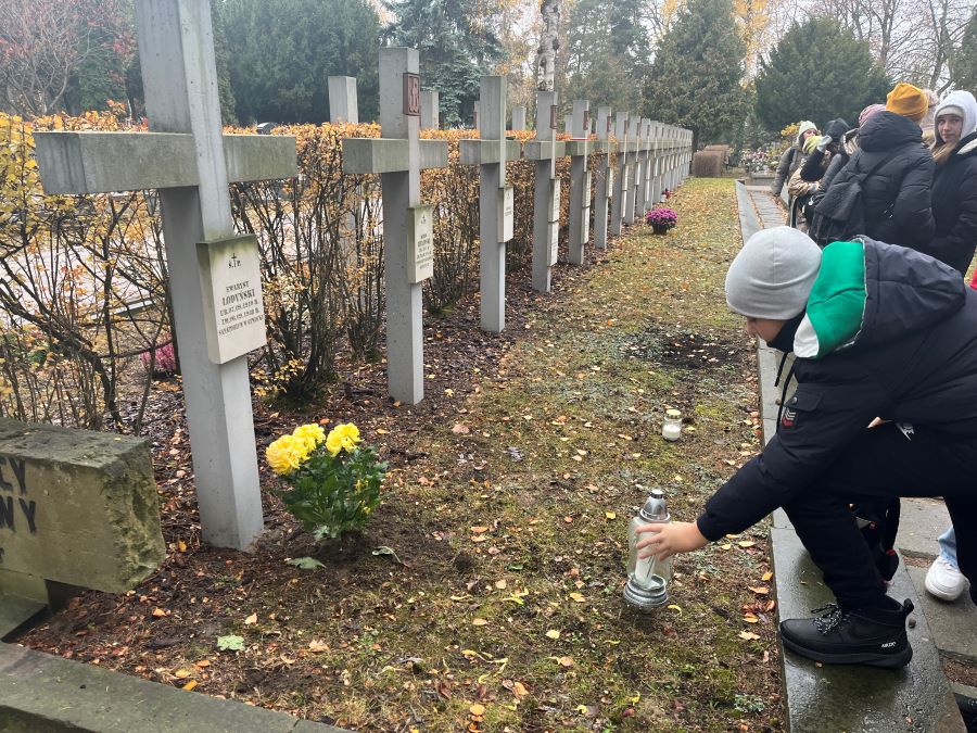 Zapalenie znicza na grobach żołnierzy poległych w powstaniu warszawskim