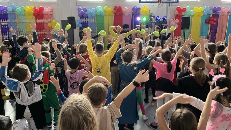 Bal karnawałowy 2025 (1) Taniec z Grinchami