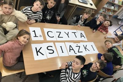 klasa 1a czyta książki w bibliotece (1)