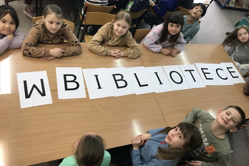 klasa 1a czyta książki w bibliotece (2)