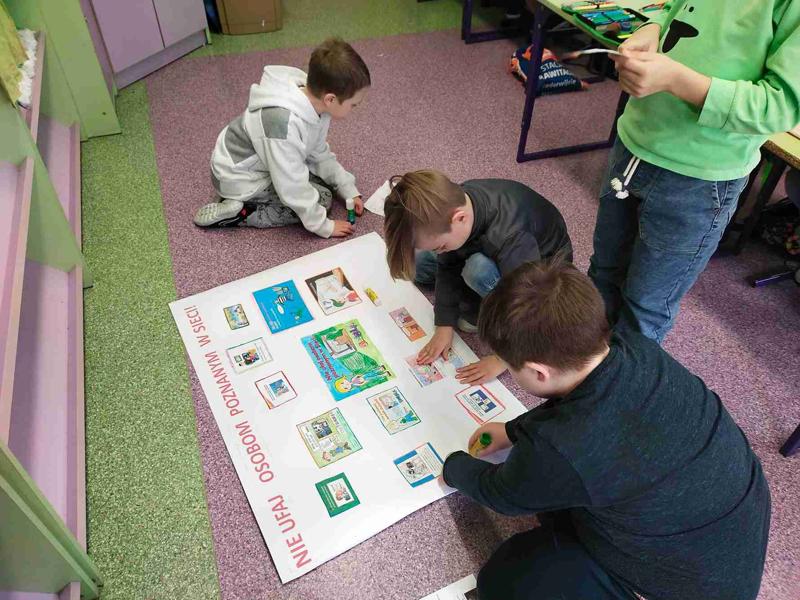 Uczniowie tworzą plakat