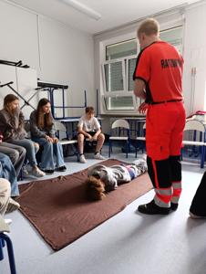 NAUKA PIERWSZEJ POMOCY ZE STUDENTAMI RATOWNICTWA MEDYCZNEGO