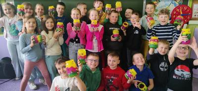 KLASA 1B ŚWIĘTUJE DZIEŃ MATKI   