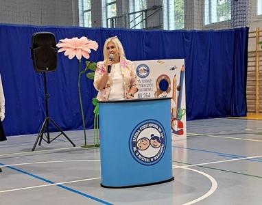 Pani dyrektor wita pierwszoklasistów.