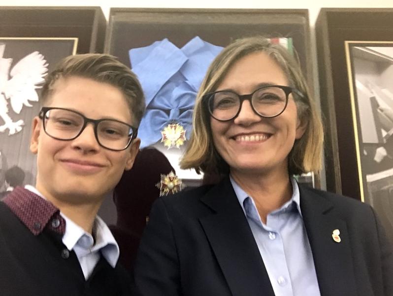 Pamiątkowe zdjęcia  Aleksandra Farkowskiego z wicemarszałek Senatu Magdaleną Biejat.
