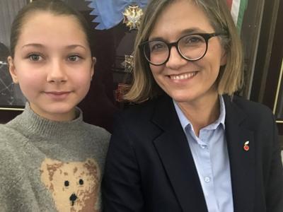 Pamiątkowe zdjęcia Zofii Fogiel z wicemarszałek Senatu Magdaleną Biejat.