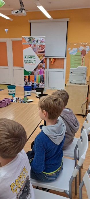 Uczymy się segregacji odpadów.
