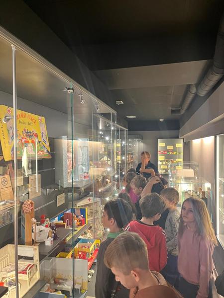 WIZYTA KLASY 1B I 1C W MUZEUM DOMKÓW DLA LALEK, GIER I ZABAWEK