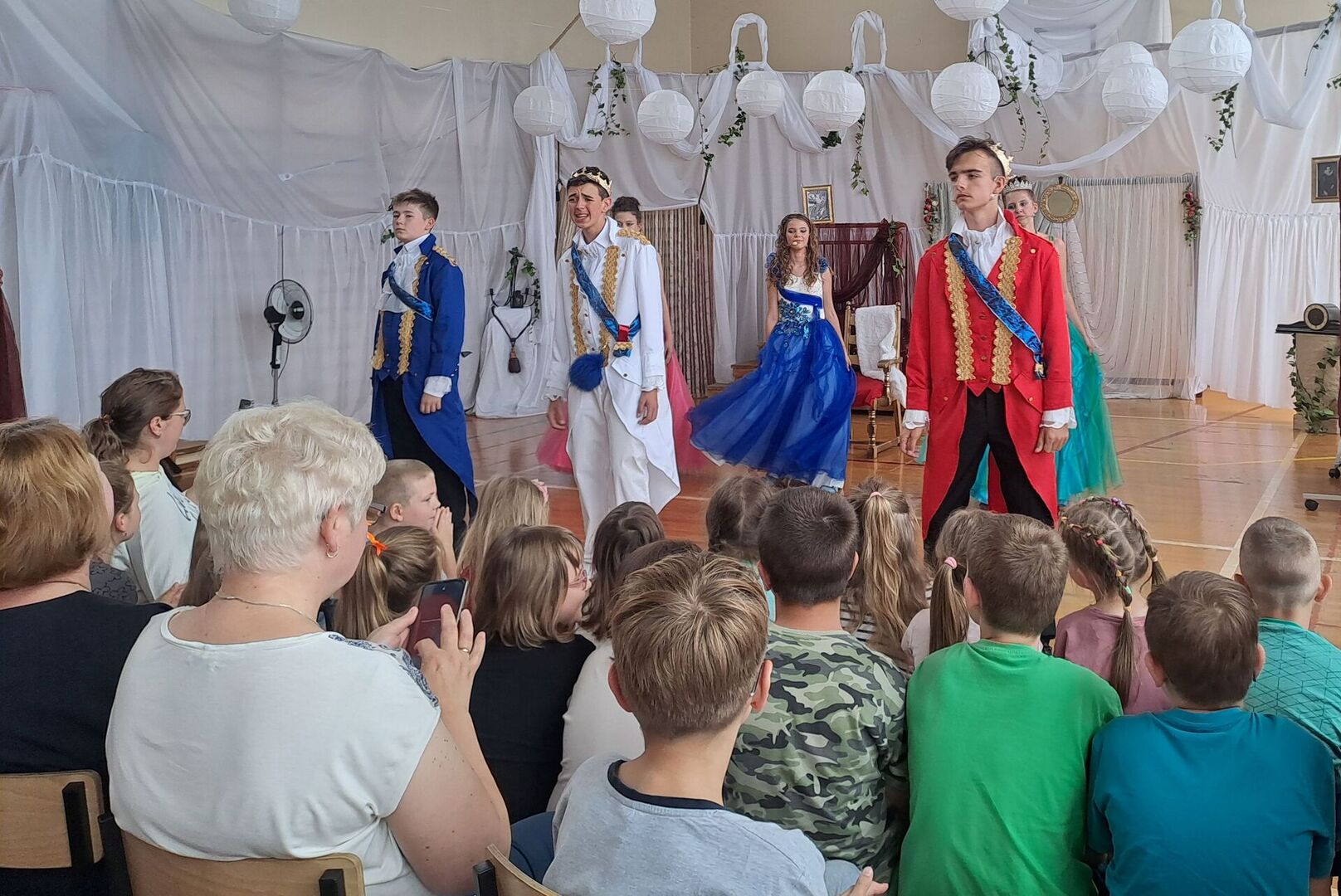 Przedstawienie "CinderElla i Książe" w PSP w Sarnówku