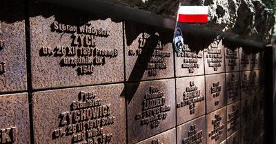 Tablice upamiętniające zbrodnie  w Katyniu