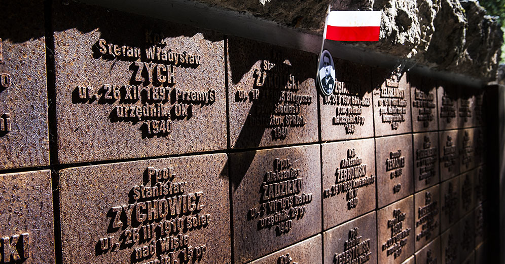 Tablice upamiętniające zbrodnie w Katyniu