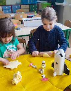 Ależ to była KOSMICZNA PRZYGODA! 🚀🧑🏻‍🚀🚀W minionym tygodniu dzieci z grupy Pszczółek zgłębiały wiedzę