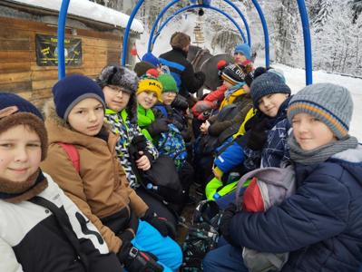 Uczniowie klasy czwartej i piątej brali udział w kuligu w Wiśle Czarnym. Najpierw odwiedzili skoczn