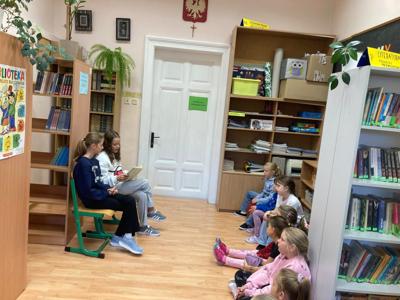 Dzień głośnego czytania w bibliotece. Uczennice klasy 5 zapoznały klasy 1 i 3 z fragmentami „ Kos