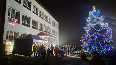 Rozświetlenie Choinki połączone z występem klas 1-3! Dziękujemy za liczny udział w wydarzeniu!