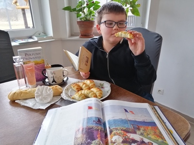 Staś podczas śniadania francuskiego