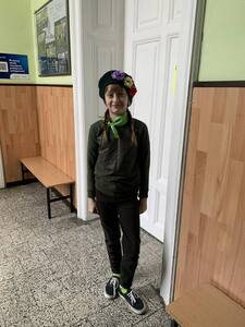 uczniowie przebrani w różne kolory