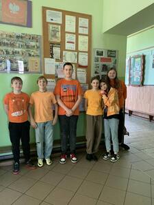 uczniowie przebrani w różne kolory