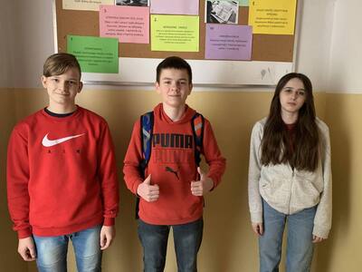 uczniowie przebrani w różne kolory