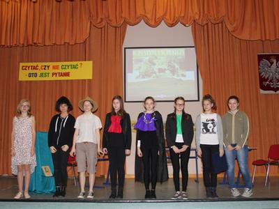 Występ uczniów w spektaklu - seria zdjęć 