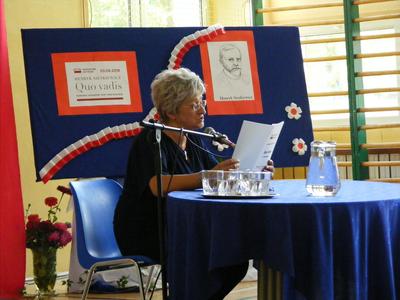 Czytająca Pani dyrektor Anna Drwal.