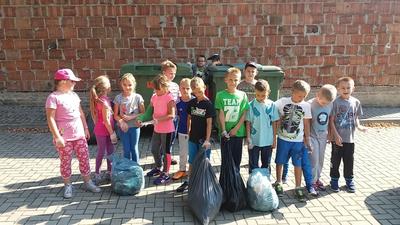 Klasa II a zebrała cztery worki śmieci.