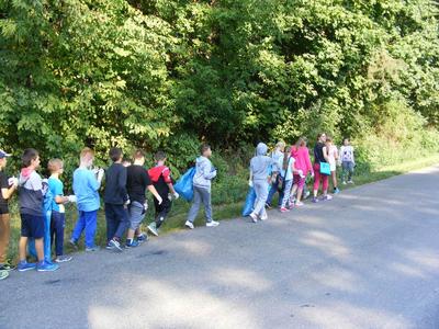 Uczniowie klas 4-6 sprzątają las.