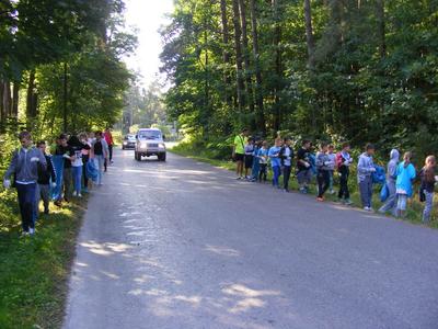 Uczniowie klas 4-6 sprzątają las.