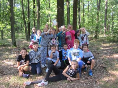 Uczniowie klas 4-6 sprzątają las.