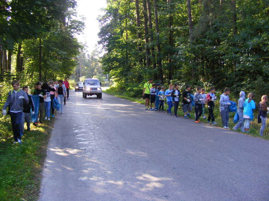 Uczniowie klas 4-6 sprzątają las.