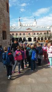 Drugoklasiści na dziedzińcu Zamku Lubelskiego.