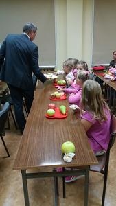 Degustacja różnych gatunków jabłek i gruszek oraz potraw i przetworów z jabłek.