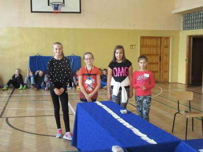 Mistrzowie szkoły w grze Krzyżak.
