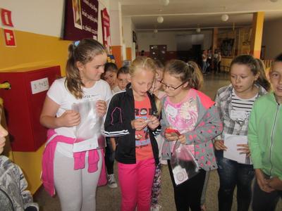 Patrol egzaminatorów sprawdza znajomość tabliczki przez uczniów.