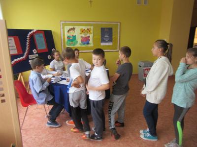 Uczniowie klas 4-6 podczas głosowania.