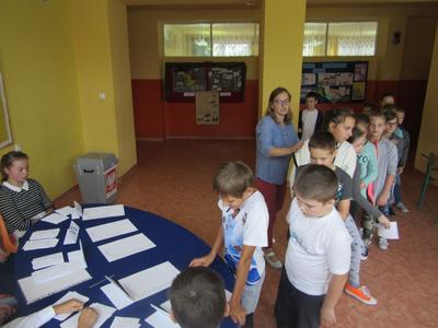 Uczniowie klas 4-6 podczas głosowania.
