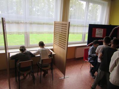 Uczniowie klas 4-6 podczas głosowania.