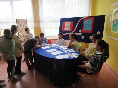Uczniowie klas 4-6 podczas głosowania.