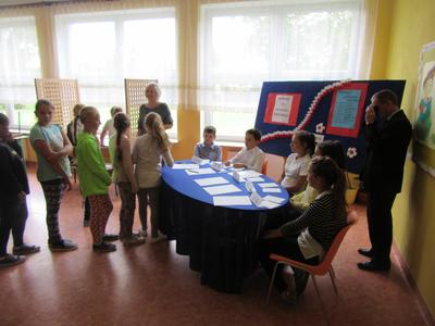 Uczniowie klas 4-6 podczas głosowania.
