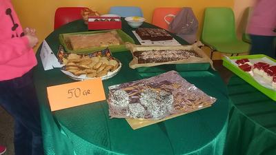 Przedstawiciele Samorządu Uczniowskiego sprzedają domowe wypieki.