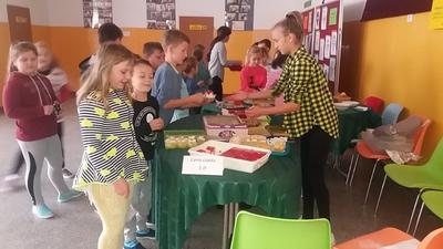 Przedstawiciele Samorządu Uczniowskiego sprzedają domowe wypieki.