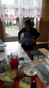 Dzieci przygotowują kanapki