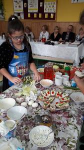 Dzieci przygotowują kanapki