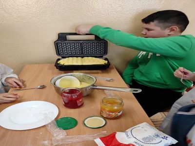 Uczniowie przyrządzają gofry