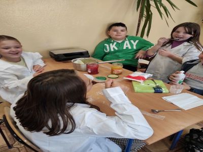 Uczniowie przyrządzają gofry