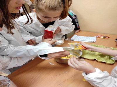 Uczniowie przyrządzają gofry